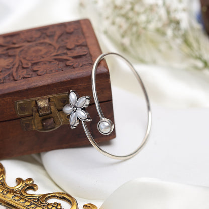 Flower style Pearl Accent