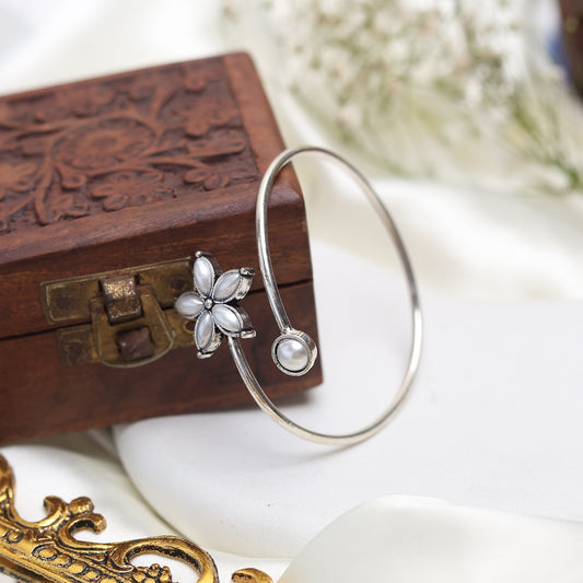 Flower style Pearl Accent